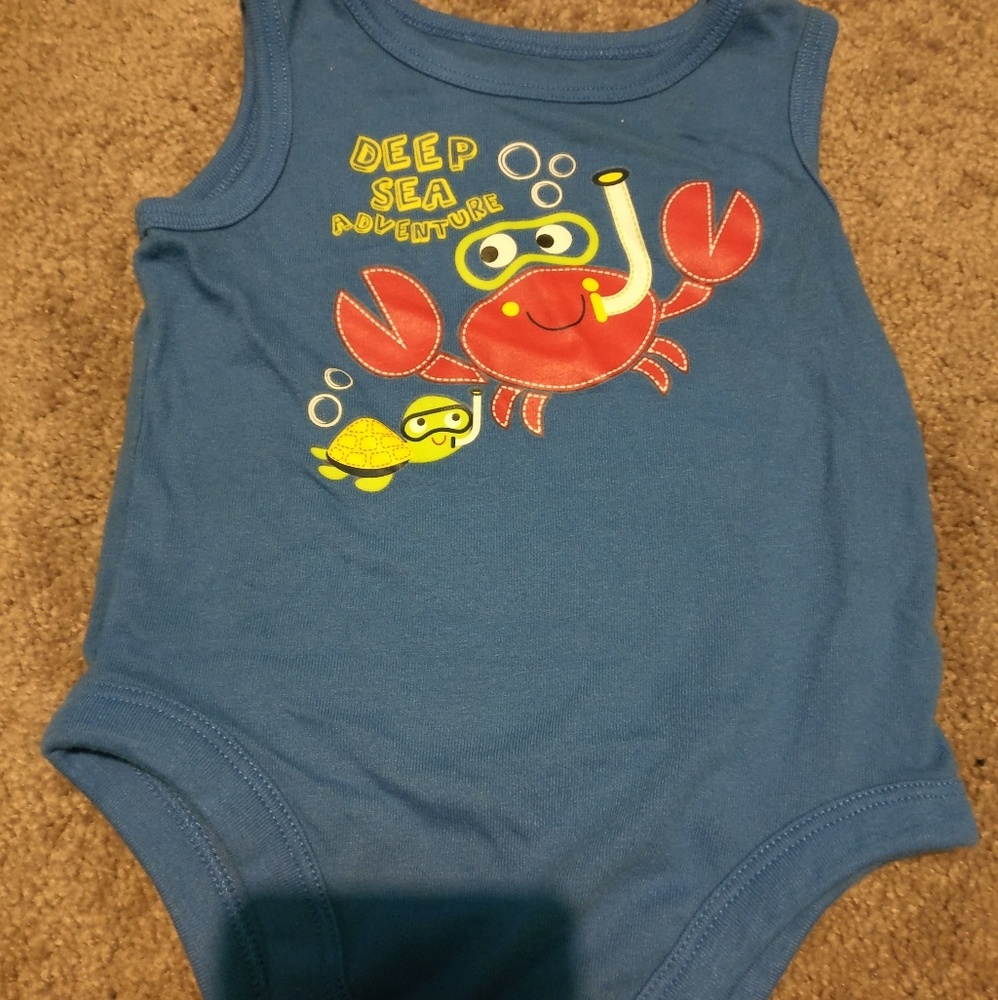 3 onesies, 2 shorts size 3-6 months.